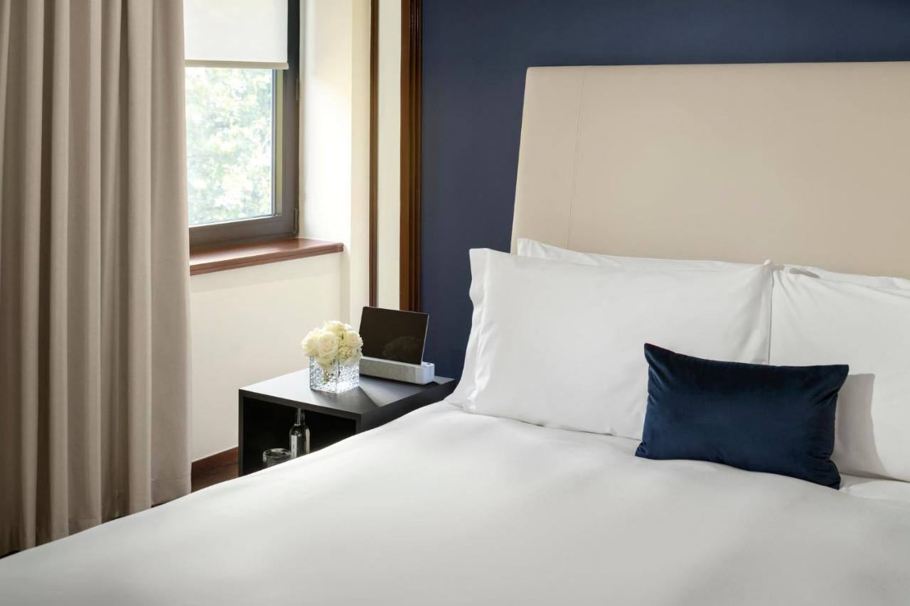 Como The Halkin London Bagian luar foto